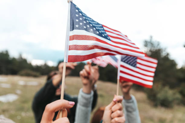 bandiere americane alzate per le celebrazioni natalizie - us veterans day foto e immagini stock