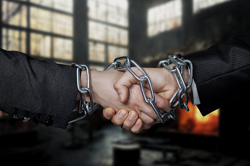 Handshake with a chain .