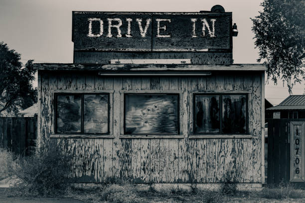 drive abbandonato a diner - barn red old door foto e immagini stock