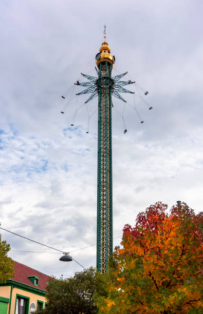 carrossel mais alto do mundo no parque de diversões prater, viena, áustria - autumn fun ferris wheel carnival - fotografias e filmes do acervo