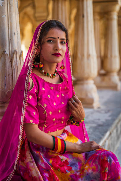 молодая индийская женщина позирует в одном из древних дворцов в раджастхане - jaipur amber fort column amber palace стоковые фото и изображения