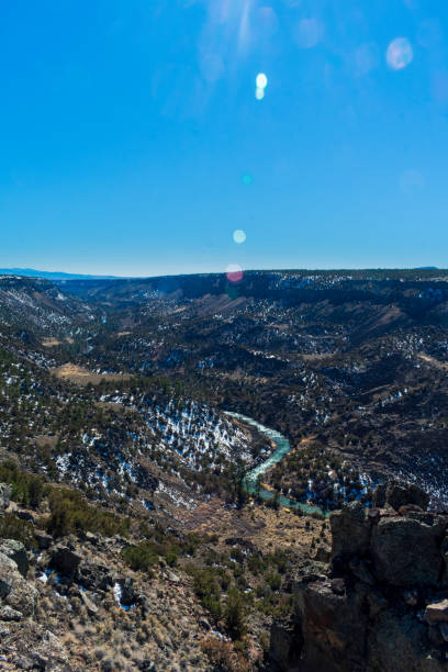 piękna zielona rzeka rio grande - rio grande del norte national monument - rio grande del norte national monument zdjęcia i obrazy z banku zdjęć