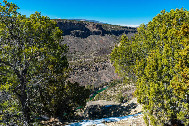 美しいグリーンリオグランデ川 - リオグランデデルノルテ国定公園 - rio grande del norte national monument ストックフォトと画像