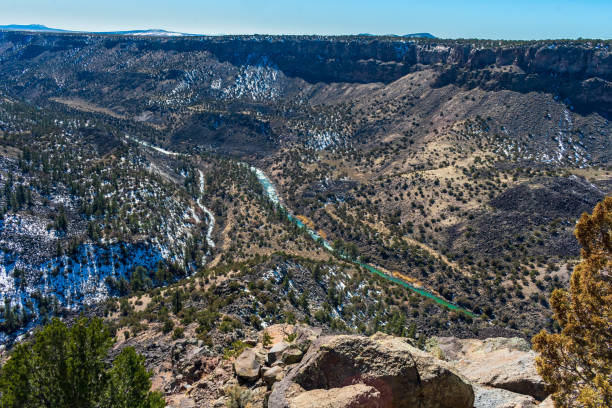 美しいグリーンリオグランデ川 - リオグランデデルノルテ国定公園 - rio grande del norte national monument ストックフォトと画像