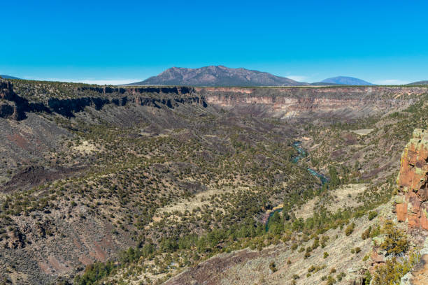 piękna zielona rzeka rio grande - rio grande del norte national monument - rio grande del norte national monument zdjęcia i obrazy z banku zdjęć