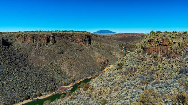 美しいグリーンリオグランデ川 - リオグランデデルノルテ国定公園 - rio grande del norte national monument ストックフォトと画像