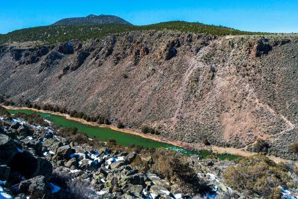 美しいグリーンリオグランデ川 - リオグランデデルノルテ国定公園 - rio grande del norte national monument ストックフォトと画像