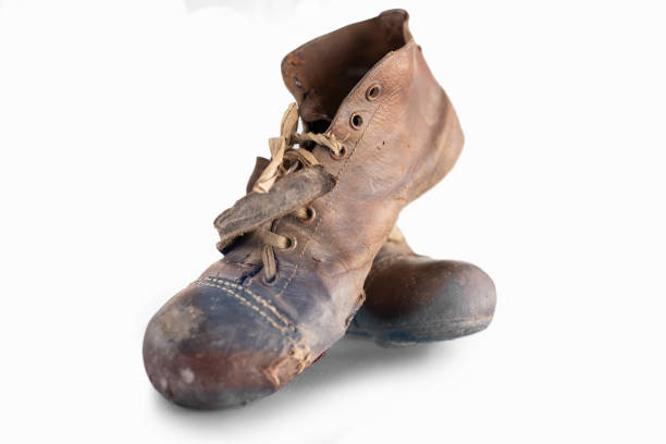 stare buty piłkarskie - soccer ball old leather soccer zdjęcia i obrazy z banku zdjęć