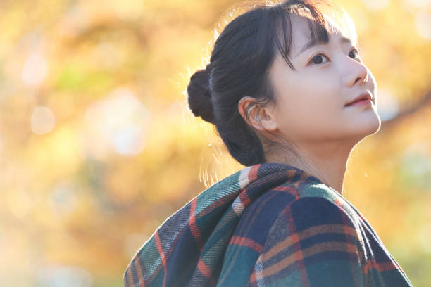 portrait d'une jeune femme avec des feuilles d'automne - 30s women sweater female photos et images de collection