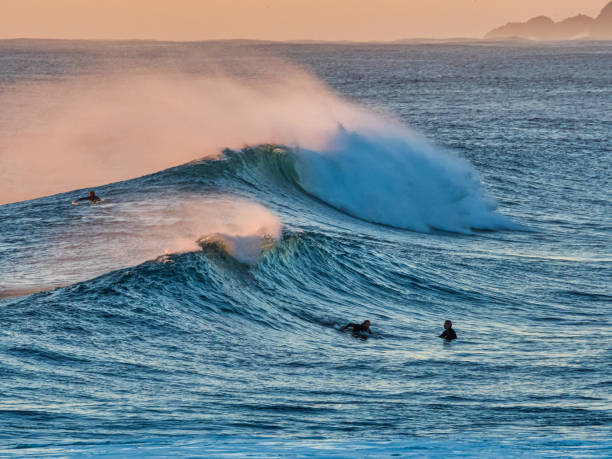 surfistas em grandes ondas em yallingup leva você para a maravilhosa região de margaret river, onde há basicamente infinitas pausas para todos os níveis. - wave salt surf sea - fotografias e filmes do acervo