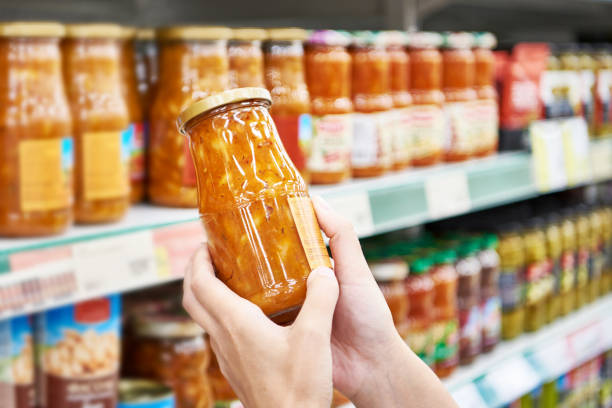 słoik fasoli z warzywami w rękach w sklepie - tomato sauce jar zdjęcia i obrazy z banku zdjęć