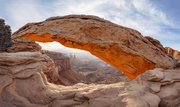 mesa arch nascer do sol - arches national park desert scenics landscape - fotografias e filmes do acervo