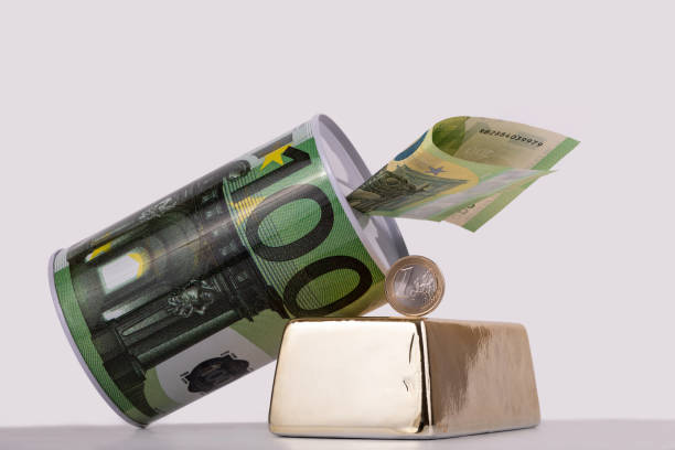 sztabka złota, skarbonka i moneta 1 euro - borrowing bullion coin wealth zdjęcia i obrazy z banku zdjęć