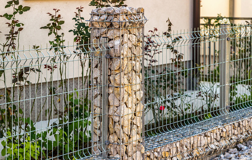 Steel grating fence made with wire with gabions