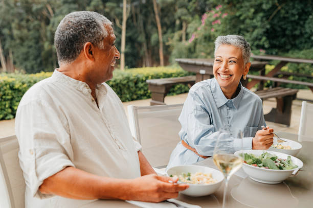 jubilación, salud y buena cena con pareja de ancianos en vacaciones, vacaciones o escapada juntos. comida, amor y feliz hombre y mujer de edad avanzada almorzando en el restaurante y disfrutando del tiempo de unión - desayunos ricos fotografías e imágenes de stock