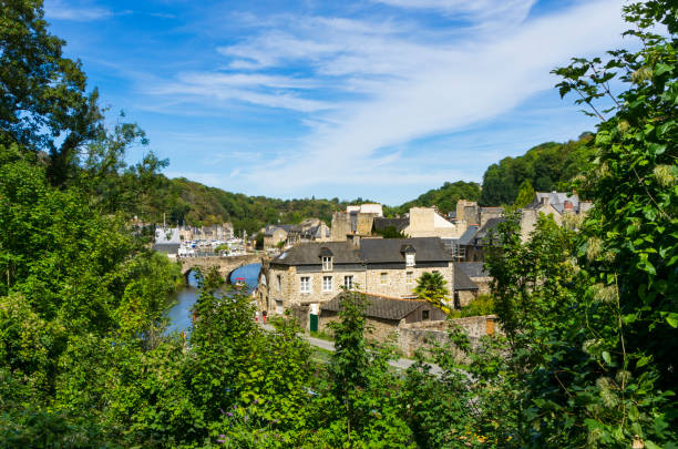 panoramic view of the old harbour of the french town of dinan on a sunny summer day. - francia 個照片及圖片檔