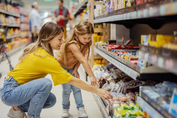 mère et fille au supermarché - entremets photos et images de collection