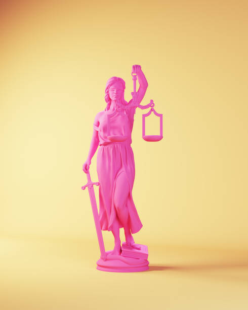 pink lady justice traditionelle justiz system statue mit schuppen und augenbinde mit gelbem beigem hintergrund - roman statue stock-fotos und bilder