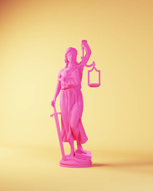 różowa dama sprawiedliwości tradycyjny posąg systemu sądowego z łuskami i opaską na oczy z żółtym beżowym tłem - legal scales obrazy zdjęcia i obrazy z banku zdjęć