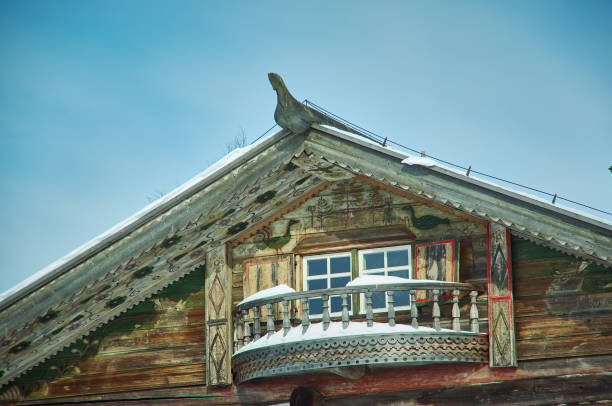 русский традиционный деревянный конек - архангельск стоковые фото и изображения