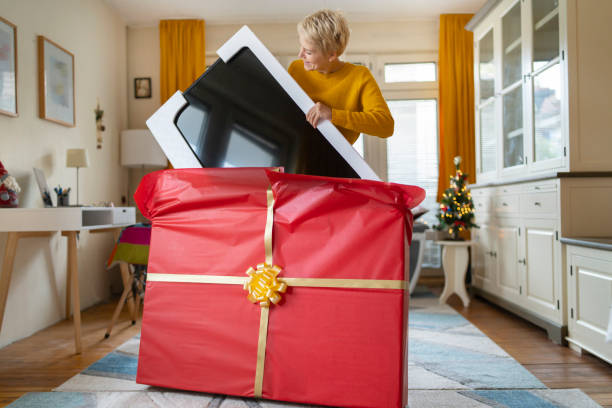 istock Unwrapping a Christmas gift 1425157934