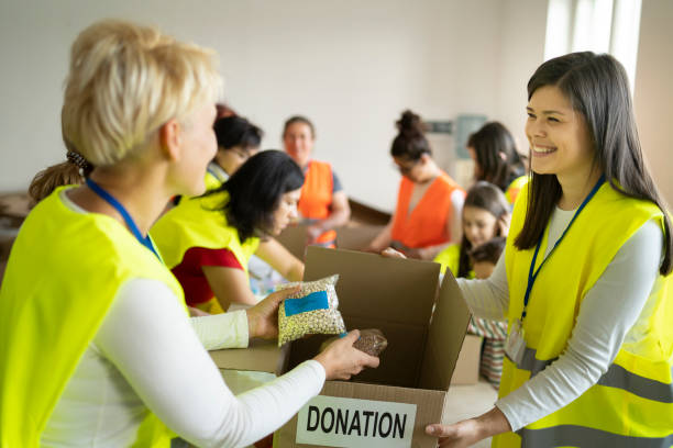 istock Volunteers working for food donation 1425158979
