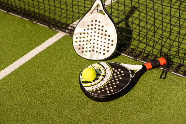 pista deportiva de pádel y pelotas. - tennis court tennis net indoors fotografías e imágenes de stock