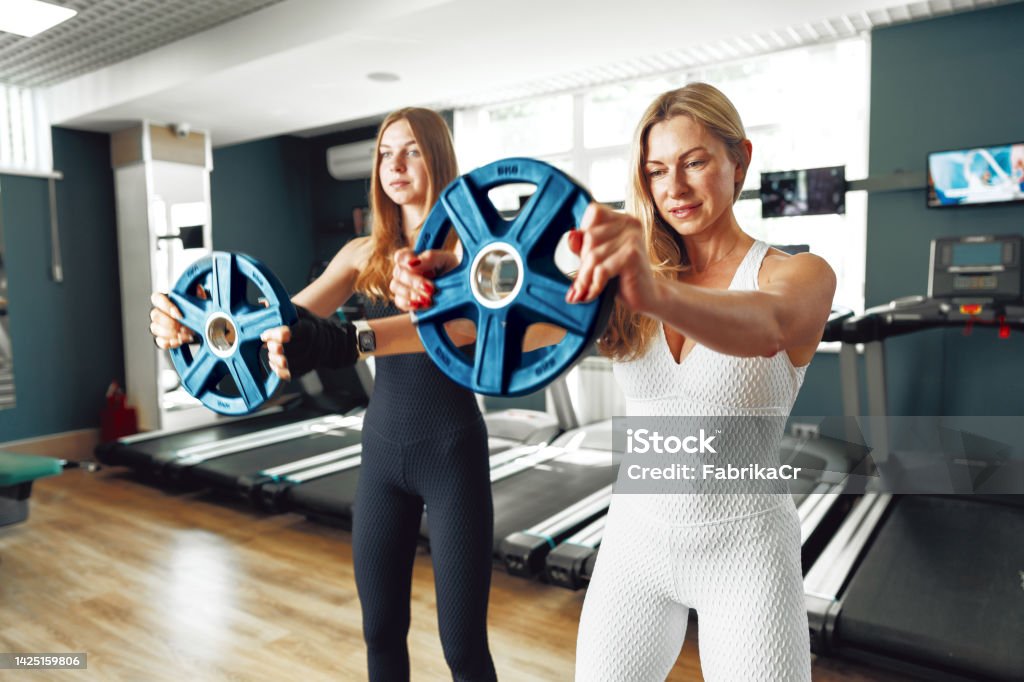 Madre E Hija En Ropa Deportiva Haciendo Ejercicio Con Mancuernas En El Gimnasio Foto de stock y más banco de imágenes de 14-15 años - iStock Madre E Hija En Ropa Deportiva Haciendo Ejercicio Con Mancuernas En El Gimnasio Foto de stock y más banco de imágenes de 14-15 años - iStock