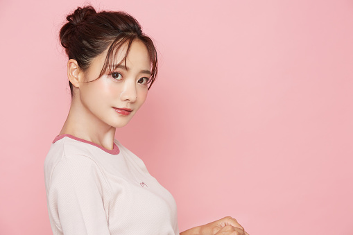 Retrato de una joven asiática de moda deportiva sobre fondo rosa photo