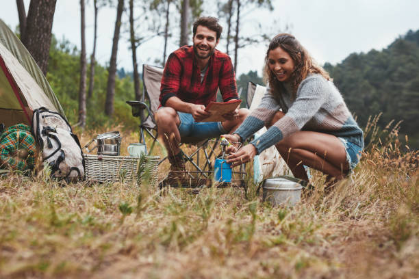 jeune couple heureux campant dans la nature - tent camping lifestyles break photos et images de collection
