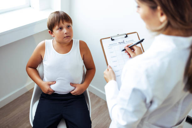 ernährungsberater spricht mit jugendlichen adipösen patienten - teen obesity stock-fotos und bilder