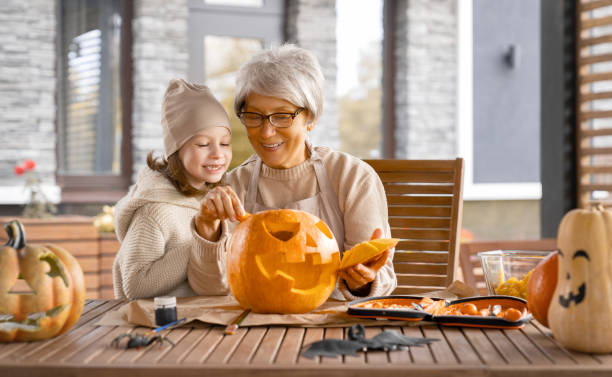 familia preparándose para halloween - halloween pumpkin party carving fotografías e imágenes de stock