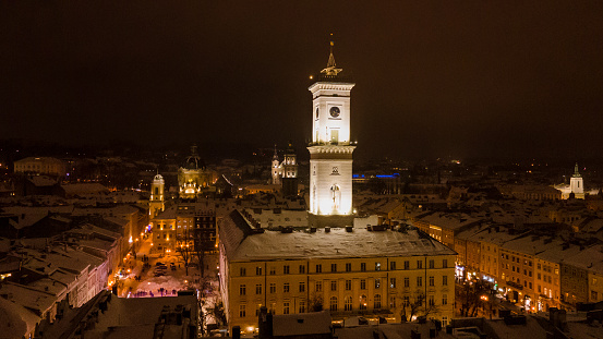 vista aérea del centro nocturno de invierno de la ciudad de Lviv photo