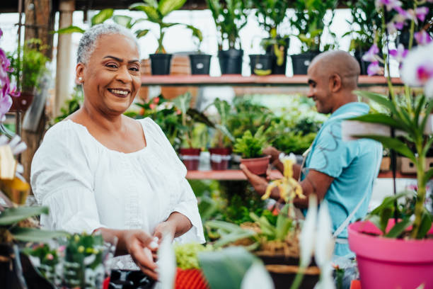 istock Customer service at the flower shop 1425211566