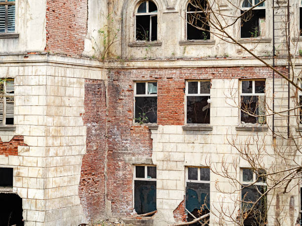 istock Abandoned house in a ghost town. Abandoned ancient building with broken windows. 1425216371