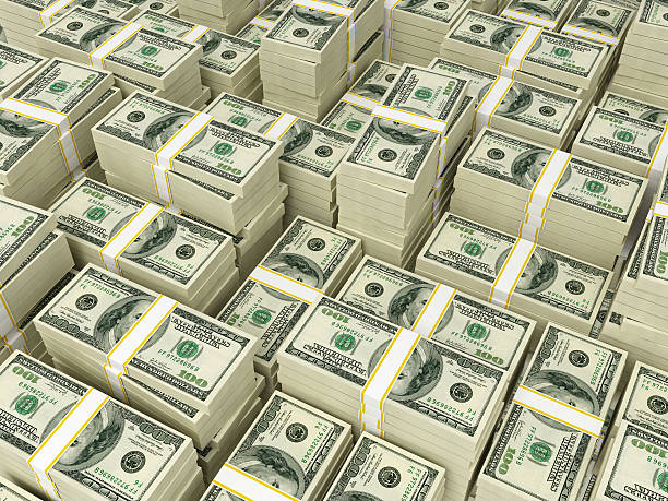 dinero pila de $100 dollar bills - grupo grande de objetos fotografías e imágenes de stock