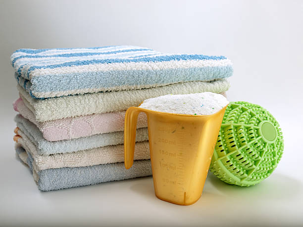 waschen ausstattung - laundry detergent cleaning product concepts measuring cup stock-fotos und bilder