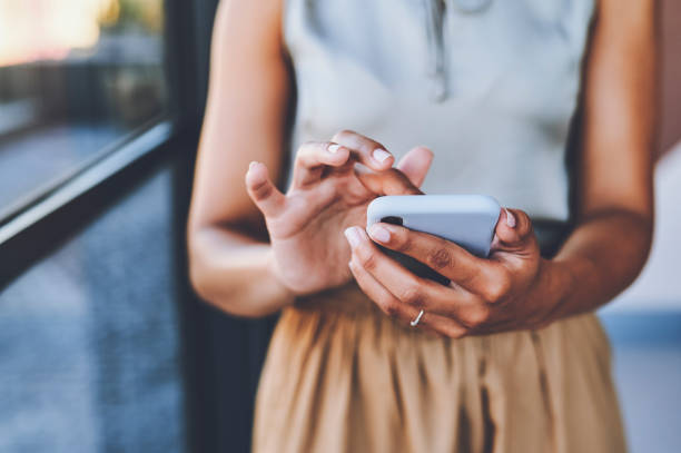 teléfono, contacta con nosotros y comunicación con un móvil en manos de una mujer para networking. redes sociales, 5g y tecnología con una mujer en un teléfono celular para enviar mensajes, enviar mensajes de texto o navegar por internet - ipad women human hand digital tablet fotografías e imágenes de stock