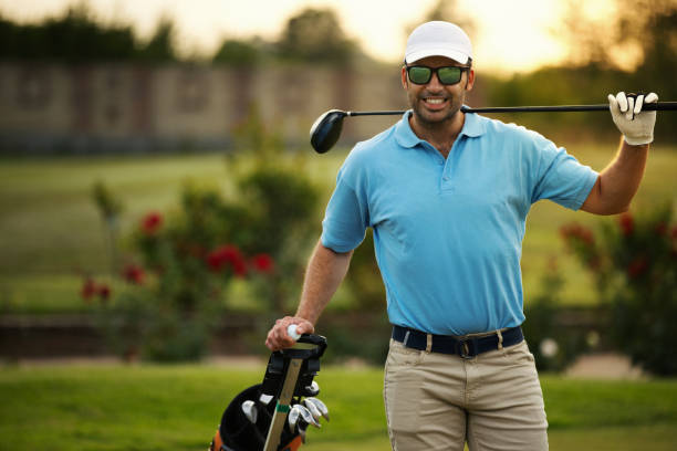 joven en un campo de golf. - golf expertise professional sport men fotografías e imágenes de stock