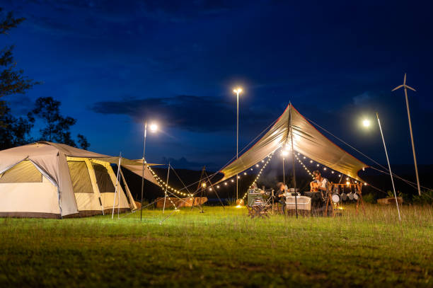 ambiente de camping nocturno. es una toma nocturna con poca luz con ruido y grano. la fotografía de larga exposición hace que las partes móviles se desenfoquen. habrá nitidez solo en el punto de enfoque seleccionado. - oriental tent fotografías e imágenes de stock