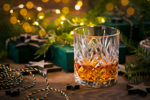 copo de uísque ou bourbon com decoração de natal - scottish cuisine - fotografias e filmes do acervo