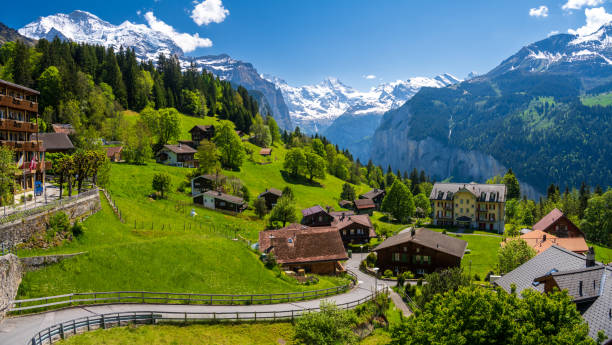 krajobraz alpejskiej wioski wengen podczas wiosennego słonecznego dnia w szwajcarii - interlaken mountain meadow switzerland zdjęcia i obrazy z banku zdjęć