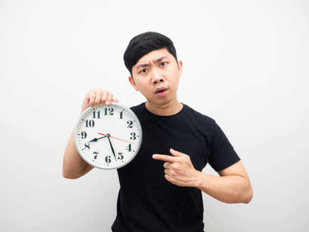 homem asiático apontar dedo no relógio sentindo raiva conceito tarde - clock wall clock face clock hand - fotografias e filmes do acervo