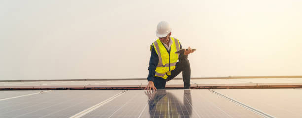 el ingeniero de servicio utiliza la instalación de inspección de trabajo de tabletas de la célula solar en el techo. - solar panel engineer solar power station solar energy fotografías e imágenes de stock