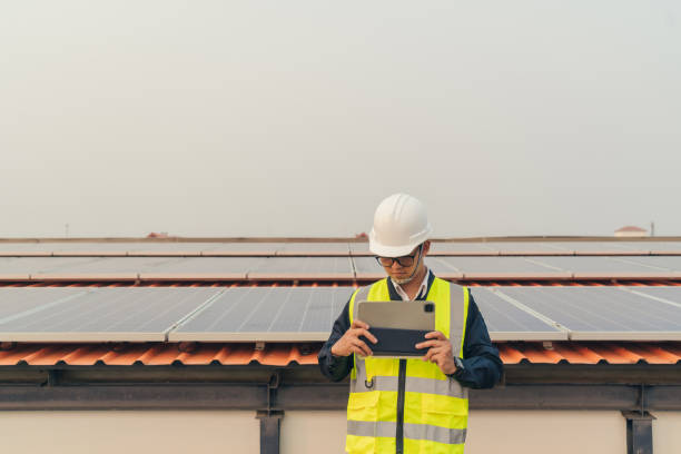 istock Service Engineer planning installation solar cell on the roof. 1425264084