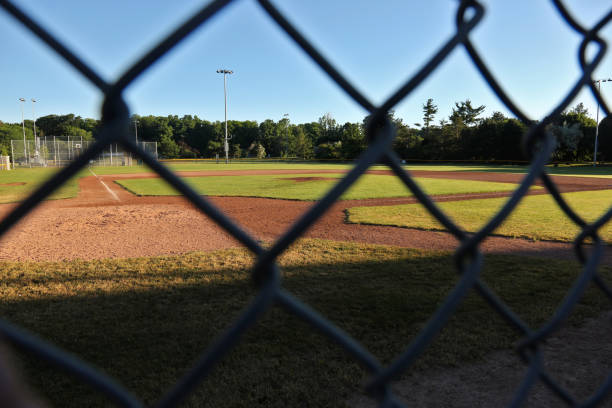 boisko do gry w piłkę przez płot - baseline home base baseball base zdjęcia i obrazy z banku zdjęć