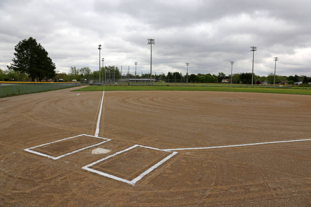 pochmurne boisko do gry w piłkę - baseline home base baseball base zdjęcia i obrazy z banku zdjęć