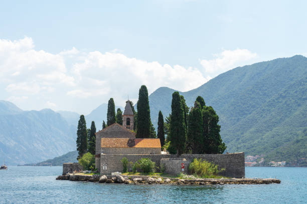остров святого георгия является одним из двух островков у побережья пераста в бока-которском заливе, черногория. на острове есть бенедикти� - святой george стоковые фото и изобра�жения