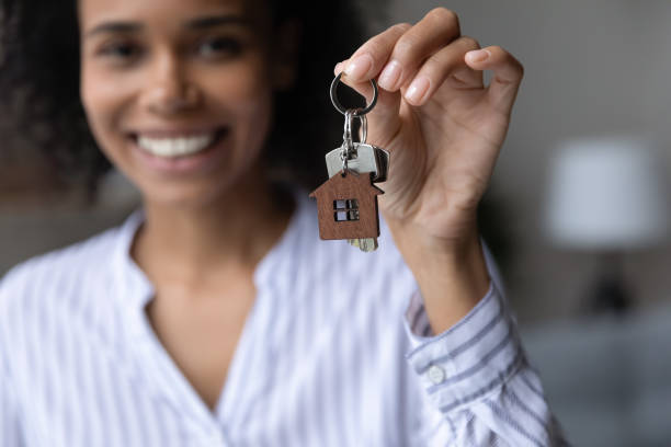 close up focus on keys in african american woman hand - real estate imagens e fotografias de stock