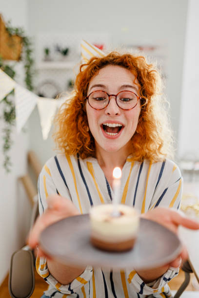 bella giovane donna che festeggia il compleanno nel suo ufficio - vertical caucasian glasses red hair foto e immagini stock